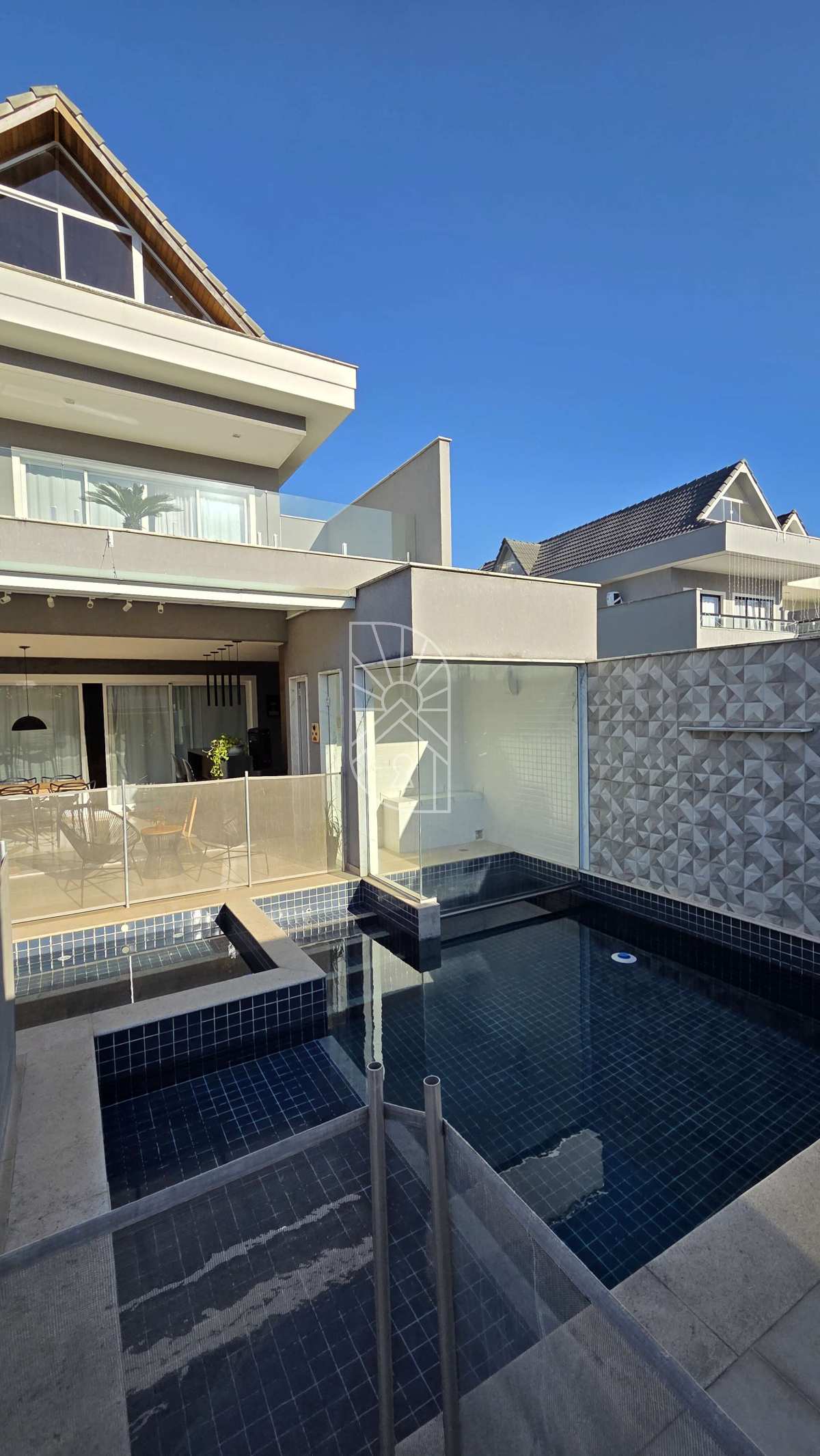 Casa Triplex de Luxo no Recreio | 4 Suítes | Piscina, Sauna e Área Gourmet | Porteira Fechada - Márcia Nascimento Imóveis